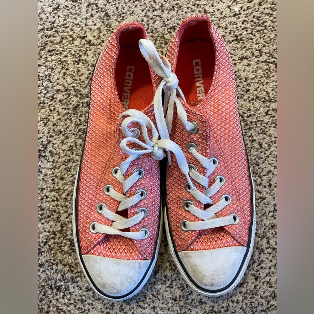 Size 8 women’s converse shoes excellent used condition